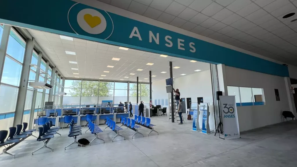 Interior de la oficina de Anses