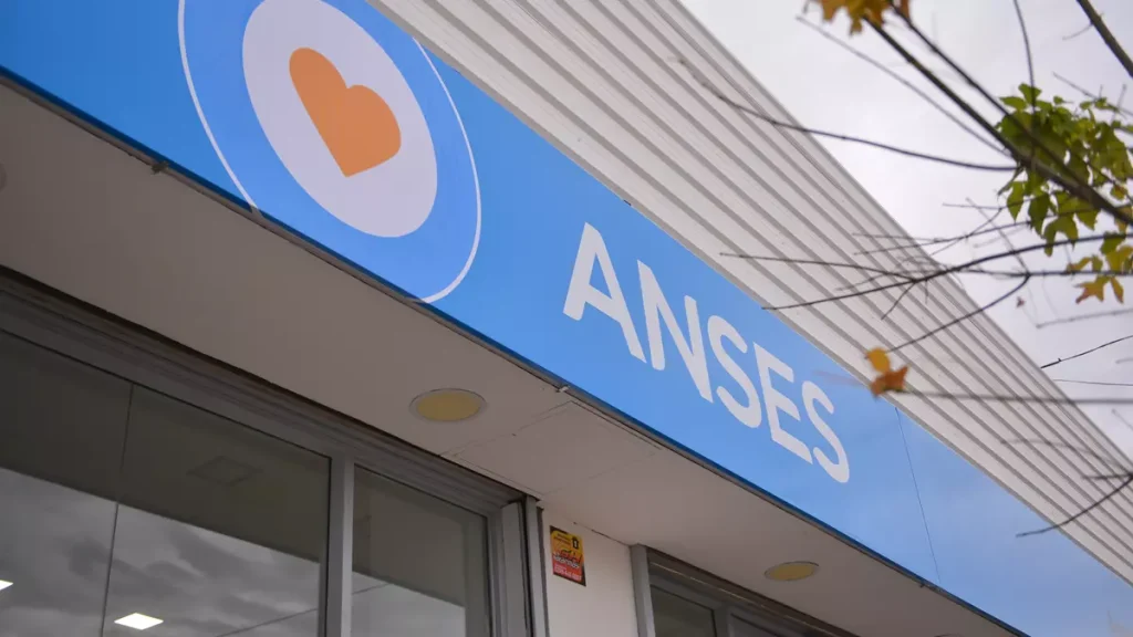 Cartel en delegación de Anses